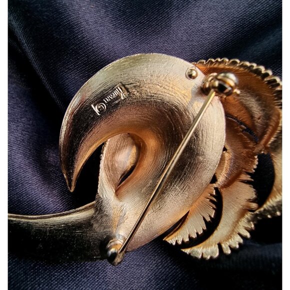 Vintage CROWN TRIFARI 1960s Signed Large Gold Toned Floral Leaf Swirl Brooch - Picture 7 of 7